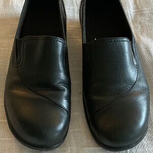 Clarks Black Leather 7.5 Wide Loafers
